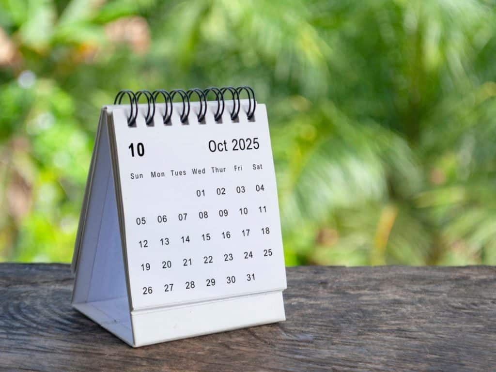 Calendar showing what month grass stops growing
