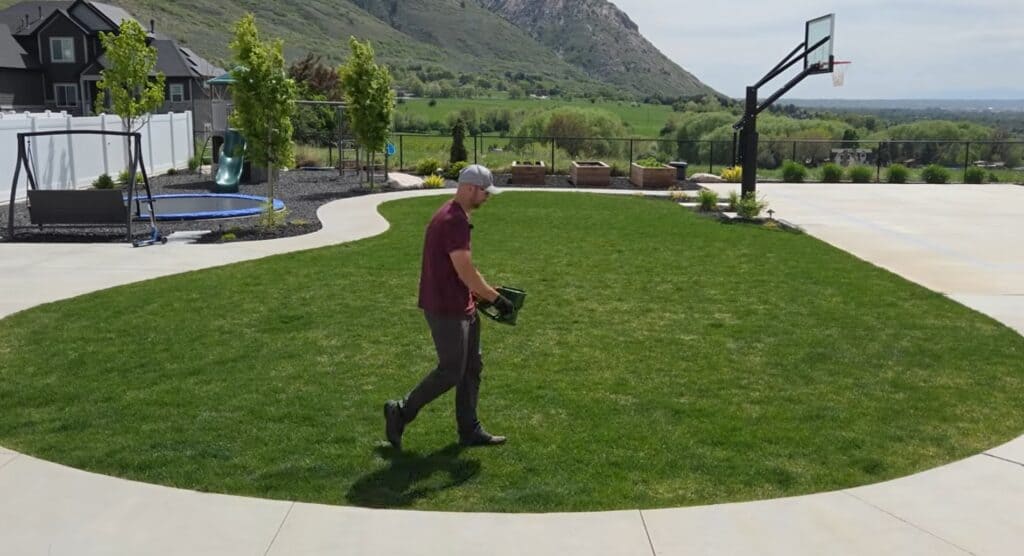 how to apply scott's turf builder with halts crabgrass preventer on your Lawn